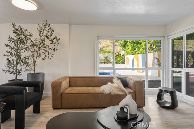 Detail Gallery Image 4 of 10 For 23413 Oxnard St, Woodland Hills,  CA 91367 - 4 Beds | 3 Baths