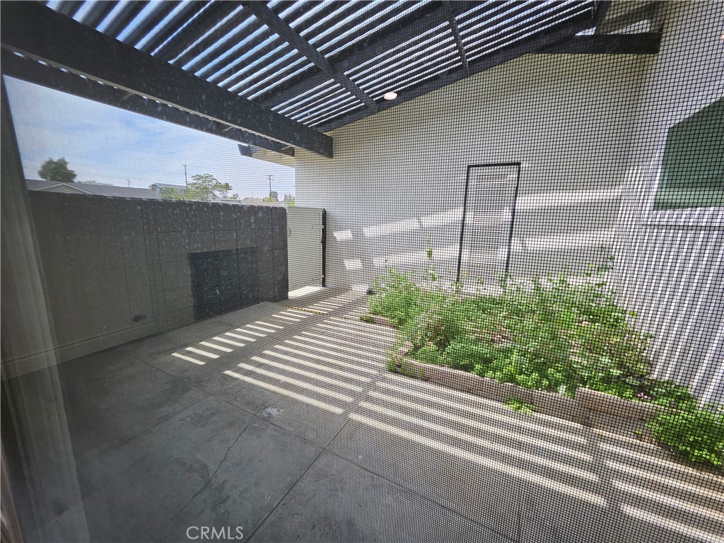 https://media.crmls.org/medias/05b46aaa-442c-4e9e-b4c1-2c054e6336e7.jpg?preset=X-Large