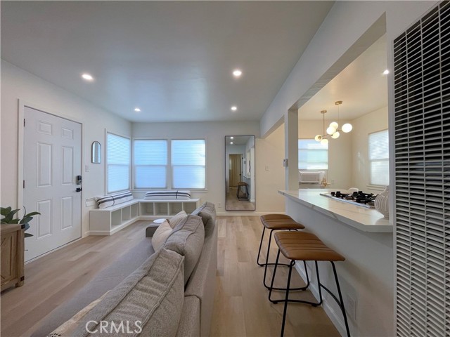 813 W Beach Avenue, Inglewood CA: https://media.crmls.org/medias/05b552b2-d7d4-494f-93b4-d958d34c9d44.jpg
