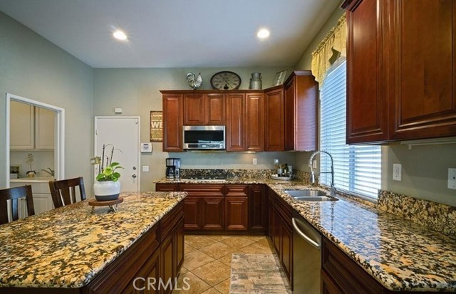 Detail Gallery Image 4 of 34 For 31961 Honeysuckle Cir, Winchester,  CA 92596 - 4 Beds | 3 Baths