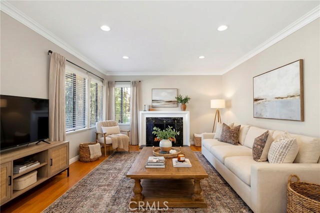 Detail Gallery Image 5 of 35 For 9400 Kramerwood Pl, Los Angeles,  CA 90034 - 3 Beds | 2 Baths