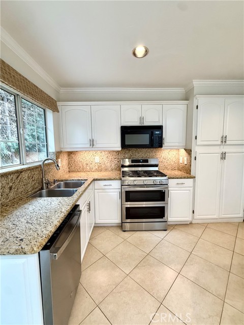 Detail Gallery Image 6 of 10 For 635 Saint Anns Dr, Laguna Beach,  CA 92651 - 2 Beds | 1 Baths