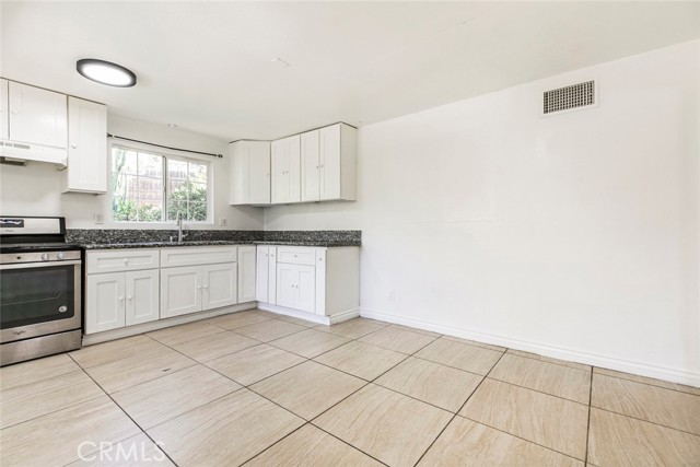 10058 Sunland Boulevard, Sunland CA: https://media.crmls.org/medias/05bacaf5-5e80-4b19-bc42-30595ccabd75.jpg