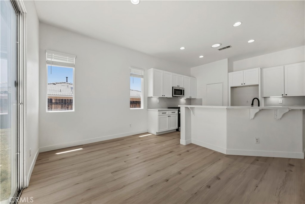 https://media.crmls.org/medias/05bdf2dd-8866-4835-8f67-b29f9ff96a5b.jpg?preset=X-Large
