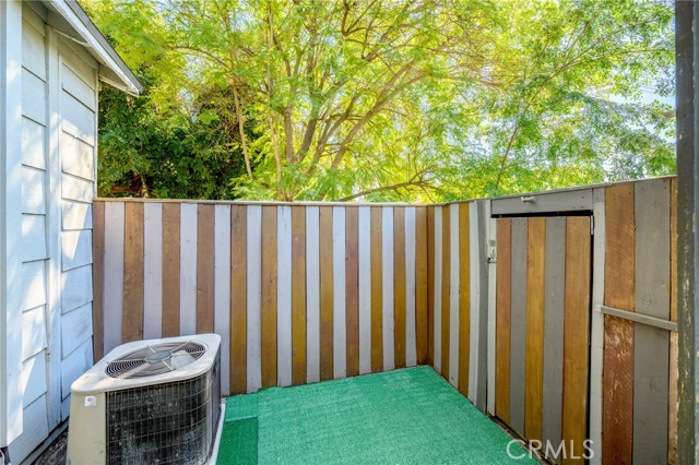 Detail Gallery Image 24 of 34 For 17429 Burbank Bld, Encino,  CA 91316 - 3 Beds | 2 Baths