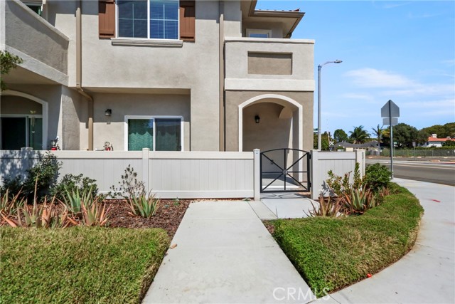 Detail Gallery Image 2 of 14 For 2043 Lincoln Ave, Torrance,  CA 90501 - 2 Beds | 2/1 Baths