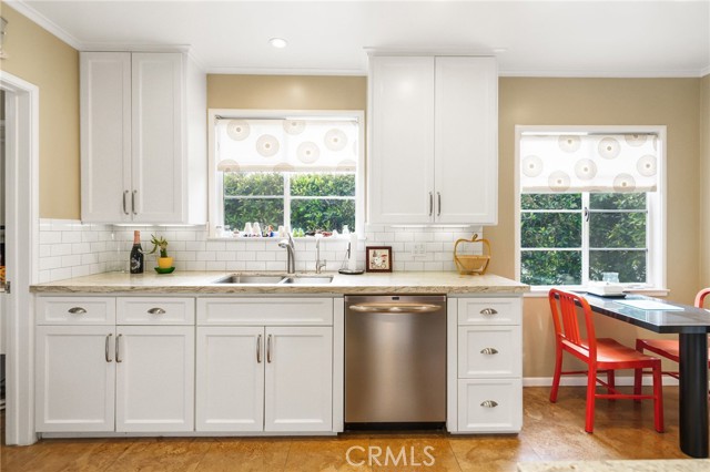 Detail Gallery Image 8 of 55 For 14060 Chandler Bld, Sherman Oaks,  CA 91401 - 3 Beds | 2 Baths