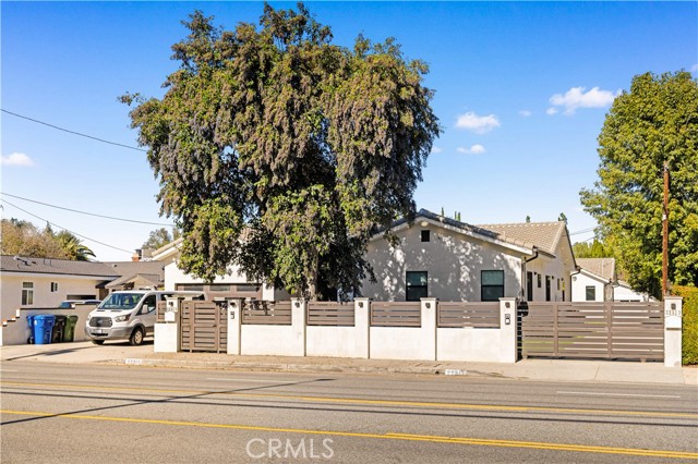 Detail Gallery Image 2 of 24 For 22913 Burbank, Woodland Hills,  CA 91367 - 11 Beds | 8 Baths