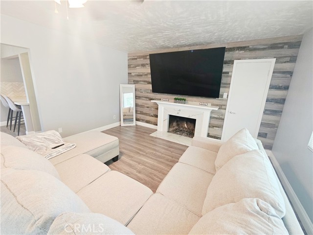 Detail Gallery Image 4 of 29 For 2124 Shamrock Way, Bakersfield,  CA 93304 - 2 Beds | 1 Baths