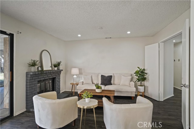 Detail Gallery Image 4 of 22 For 37702 50th St, Palmdale,  CA 93552 - 3 Beds | 2 Baths