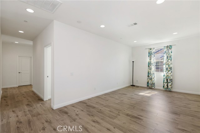309 W Via Rua Flores, Ontario CA: https://media.crmls.org/medias/05c690e7-88d7-4505-b78f-4268fba98965.jpg
