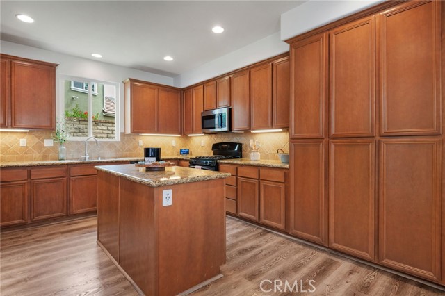 Detail Gallery Image 8 of 38 For 27563 Weeping Willow Dr, Valencia,  CA 91354 - 4 Beds | 2/1 Baths