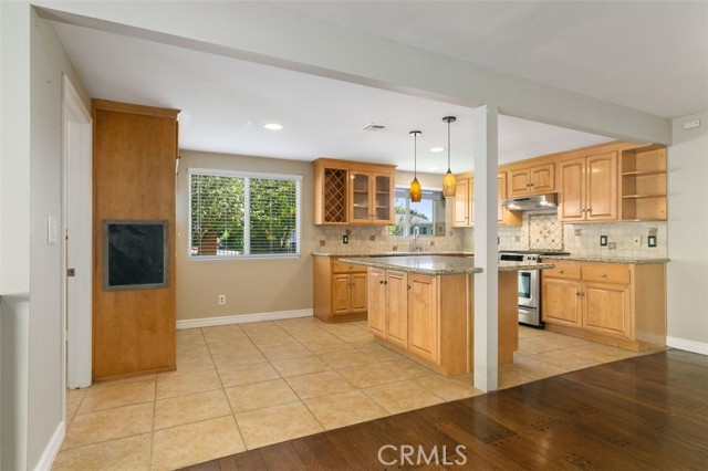 Gourmet Kitchen w/Center Island