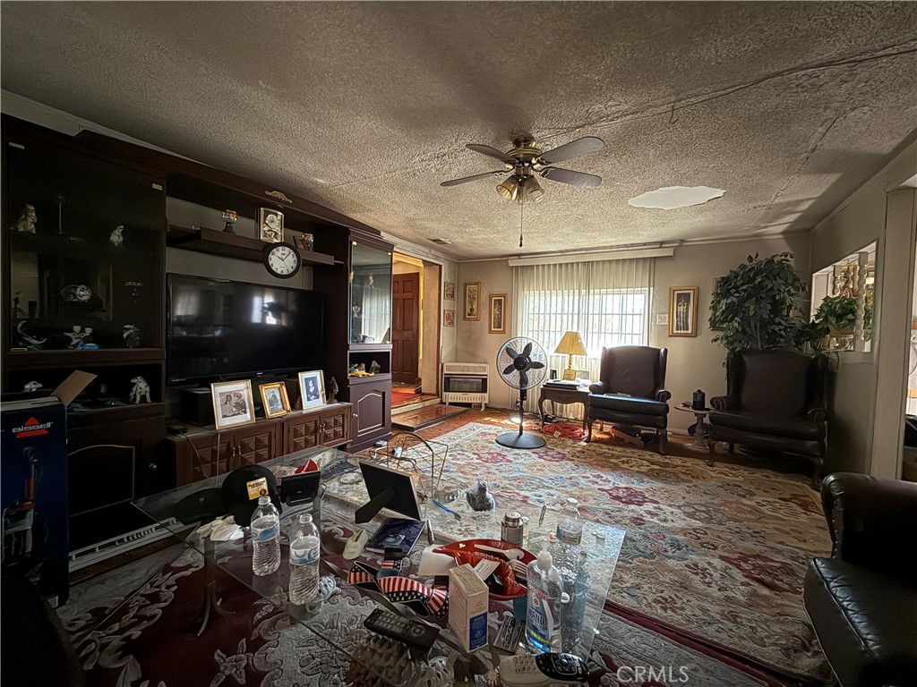 https://media.crmls.org/medias/05cb126b-0701-4c58-afa9-c9723e3d5097.jpg?preset=X-Large