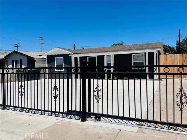 1113 S Golden West Avenue, Santa Ana CA: https://media.crmls.org/medias/05cceb33-d42c-4f95-ba93-f07ed1920e37.jpg