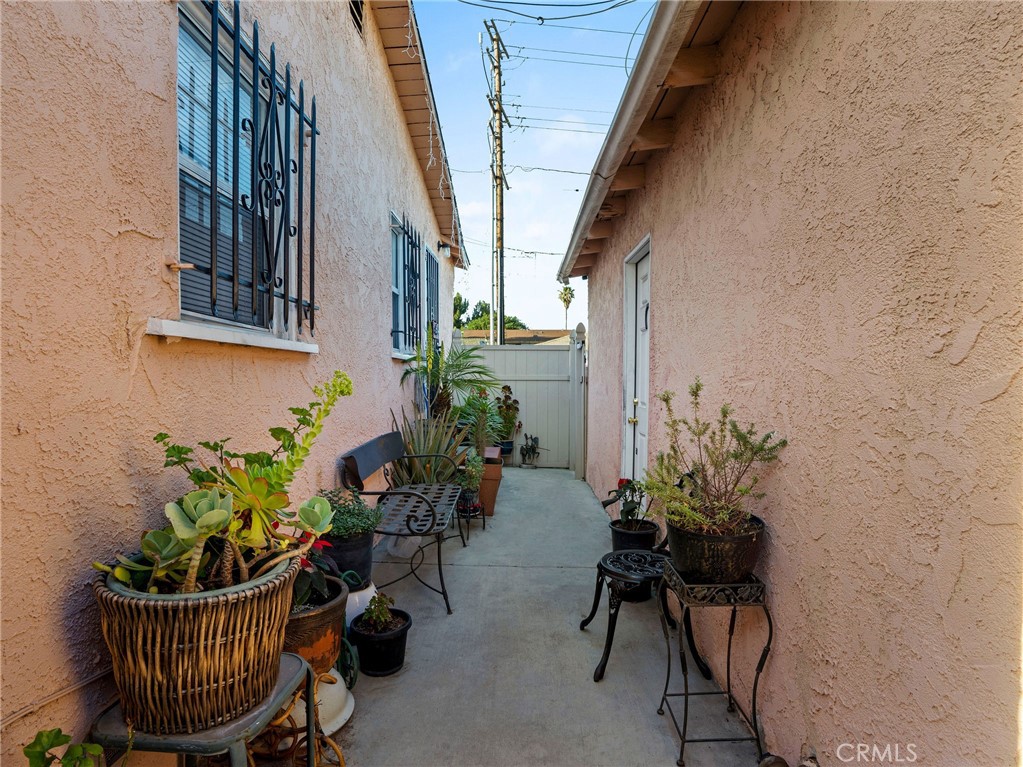 https://media.crmls.org/medias/05cebd39-3252-43af-960a-e6891bc94012.jpg?preset=X-Large
