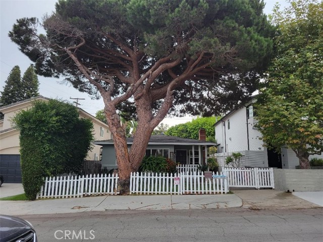 Front view of 3608 Laurel Ave