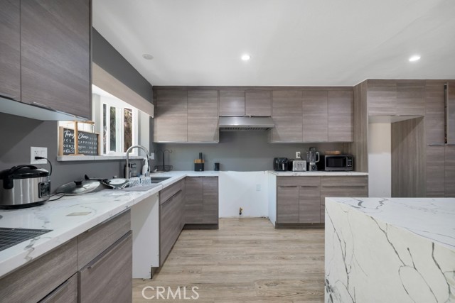 Detail Gallery Image 8 of 35 For 10122 Jovita Ave, Chatsworth,  CA 91311 - 5 Beds | 3 Baths