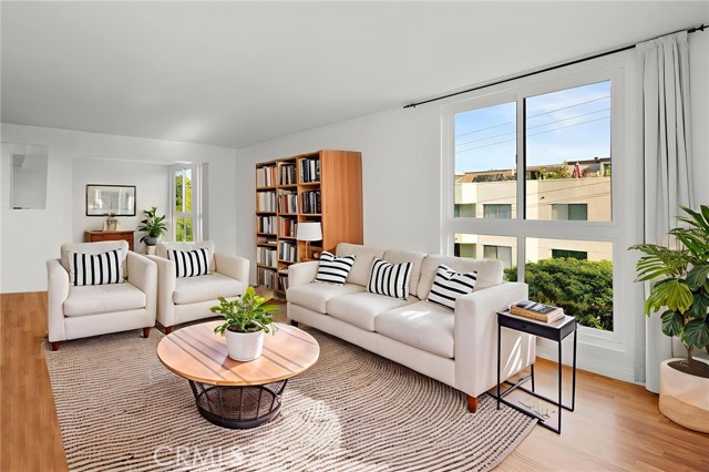 911 N Kings Road, West Hollywood CA: https://media.crmls.org/medias/05d64bdb-2ccb-4611-9651-bc66873428ed.jpg