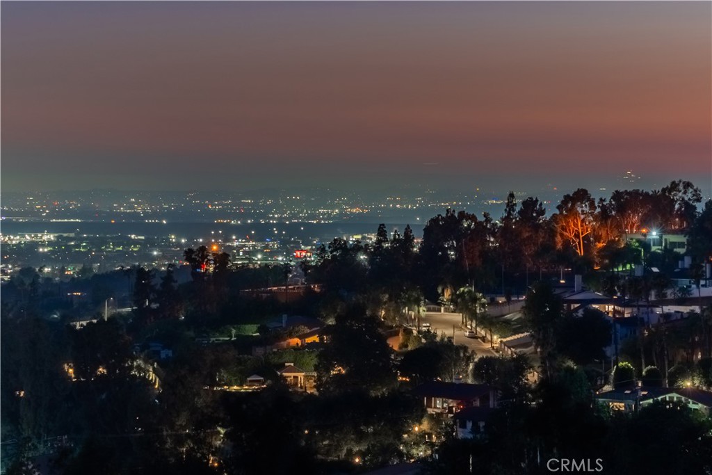 https://media.crmls.org/medias/05d7eb95-537a-4941-8eff-a92dbc370318.jpg?preset=X-Large