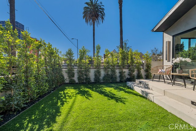 Detail Gallery Image 4 of 27 For 651 N Wilton Pl, Los Angeles,  CA 90004 - 2 Beds | 2 Baths