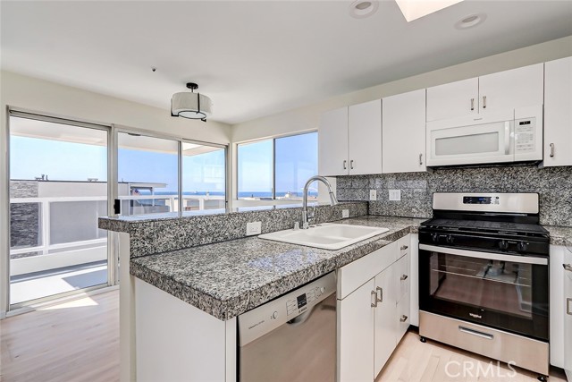 3304 Manhattan Avenue, Manhattan Beach, California 90266, 2 Bedrooms Bedrooms, ,2 BathroomsBathrooms,Residential,Sold,Manhattan,SB23169672