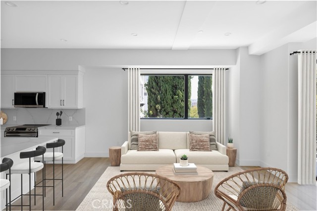 Detail Gallery Image 3 of 27 For 4827 Oakwood Ave, Los Angeles,  CA 90004 - 4 Beds | 4/1 Baths