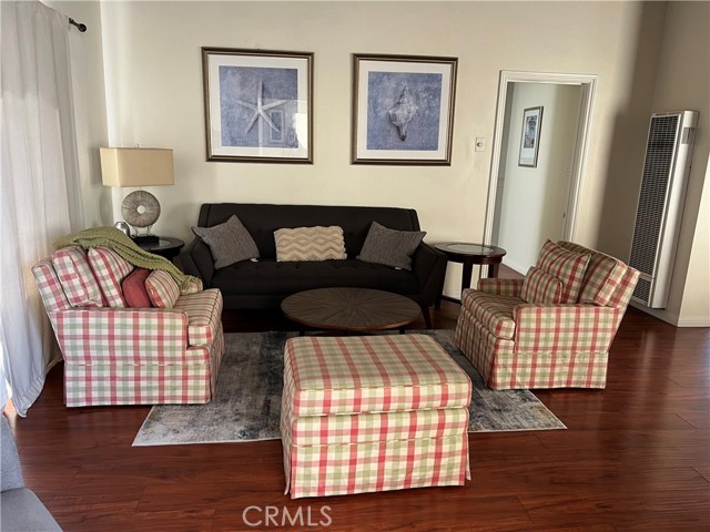 Detail Gallery Image 2 of 10 For 95 Hermosa, Hermosa Beach,  CA 90254 - 2 Beds | 1 Baths