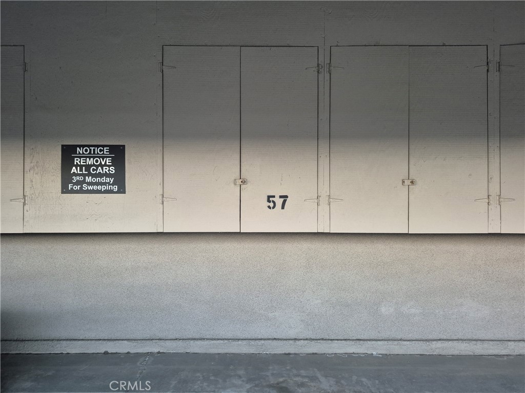 https://media.crmls.org/medias/05df5e27-5c1f-477b-b779-5e3adad8b7f2.jpg?preset=X-Large