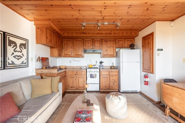 24032 Skyland Drive, Crestline CA: https://media.crmls.org/medias/05e14f21-b7e6-4540-8ddd-633d07f5c61e.jpg