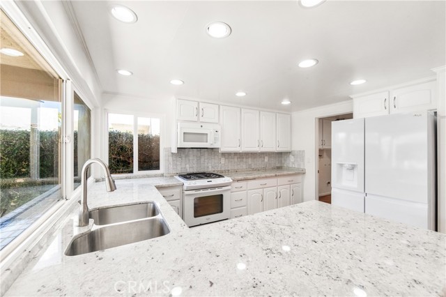 Detail Gallery Image 8 of 67 For 16293 Wayfarer Ln, Huntington Beach,  CA 92649 - 5 Beds | 3/1 Baths