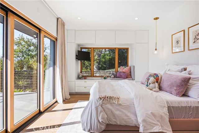 976 Ranch House, Westlake Village CA: https://media.crmls.org/medias/05e236d5-78df-4190-85a4-5937054167aa.jpg