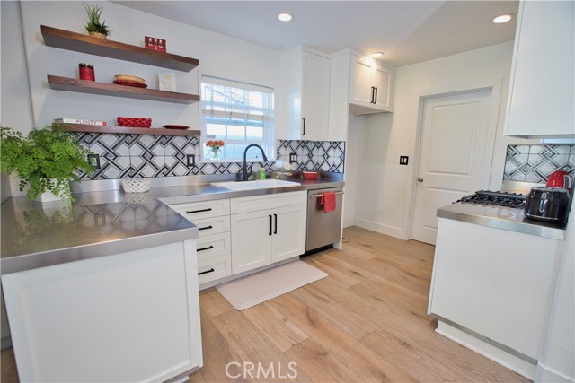 Detail Gallery Image 14 of 55 For 6091 Dundee Dr, Huntington Beach,  CA 92647 - 3 Beds | 2 Baths