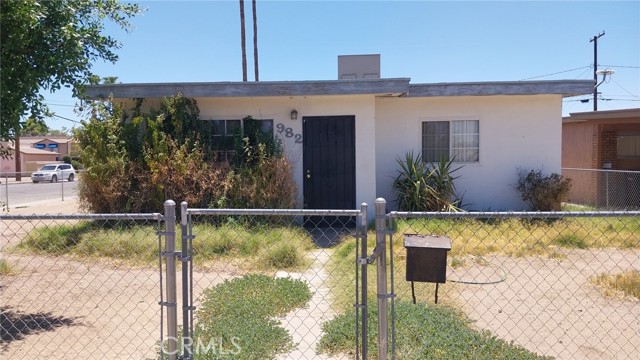 982 E Barnard Street, Blythe CA: https://media.crmls.org/medias/05e71b7e-e16c-4985-bde8-925e937d9ea5.jpg