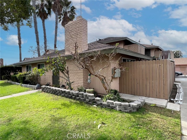 2562 N Bourbon Street, Orange CA: https://media.crmls.org/medias/05e73797-5997-460d-adb4-6e3b278a763b.jpg
