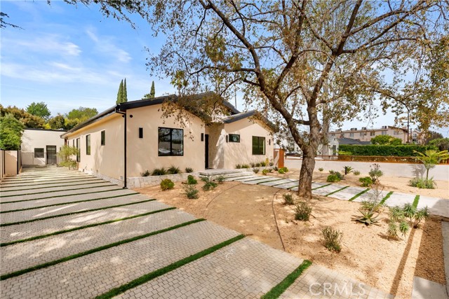 Detail Gallery Image 4 of 58 For 5525 Carpenter Ave, Valley Village,  CA 91607 - 5 Beds | 6/1 Baths