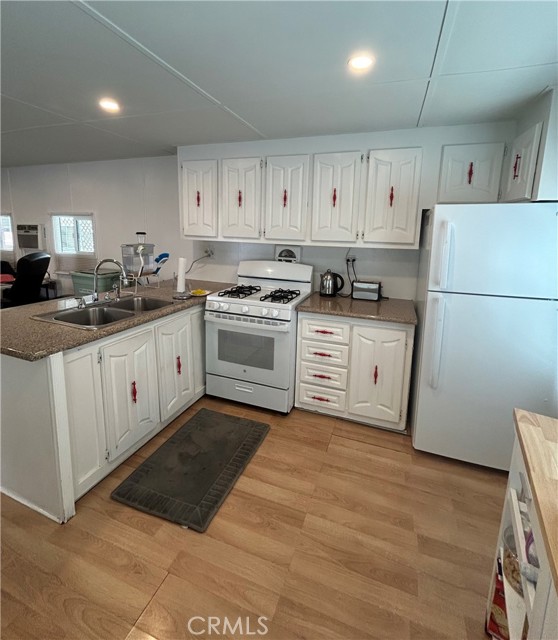 Detail Gallery Image 4 of 28 For 525 Gilbert St #115,  Anaheim,  CA 92801 - 1 Beds | 1 Baths