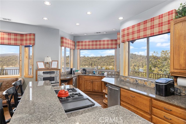 39828 Granite Ridge Lane, Bass Lake CA: https://media.crmls.org/medias/05f01120-77a8-4d04-8684-865f36933a0b.jpg