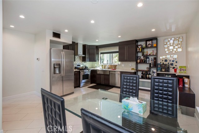 Detail Gallery Image 8 of 28 For 5456 Hermitage Ave #8,  Valley Village,  CA 91607 - 2 Beds | 2 Baths