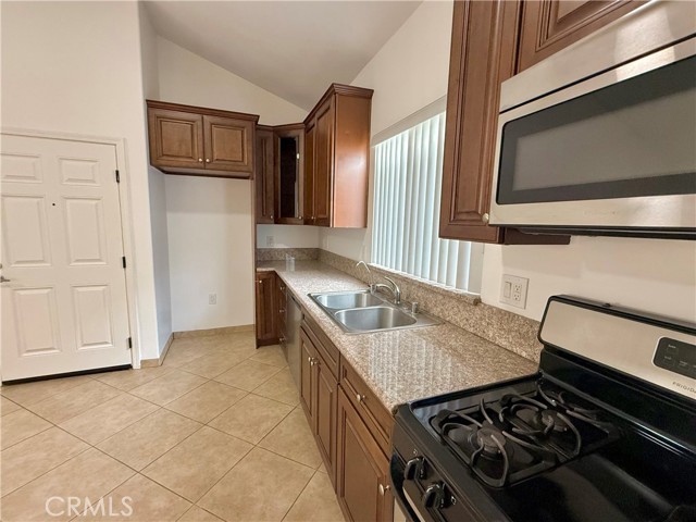Detail Gallery Image 10 of 30 For 6917 Woodman Ave #7,  Van Nuys,  CA 91405 - 2 Beds | 1 Baths