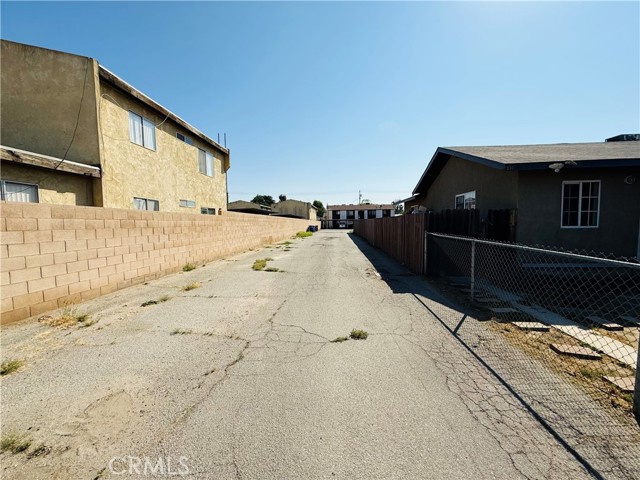 Detail Gallery Image 5 of 9 For 326 Stephens, Bakersfield,  CA 93304 - – Beds | – Baths