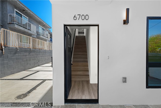 Detail Gallery Image 2 of 28 For 6700 Kester Ave, Van Nuys,  CA 91405 - 4 Beds | 4 Baths