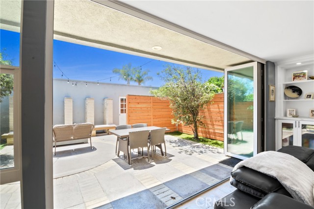4062 Aladdin Drive, Huntington Beach CA: https://media.crmls.org/medias/05fbc1d8-2817-4263-802f-8987e99a3877.jpg