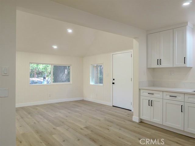 Detail Gallery Image 8 of 27 For 660 Acacia, Crestline,  CA 92325 - 2 Beds | 1 Baths