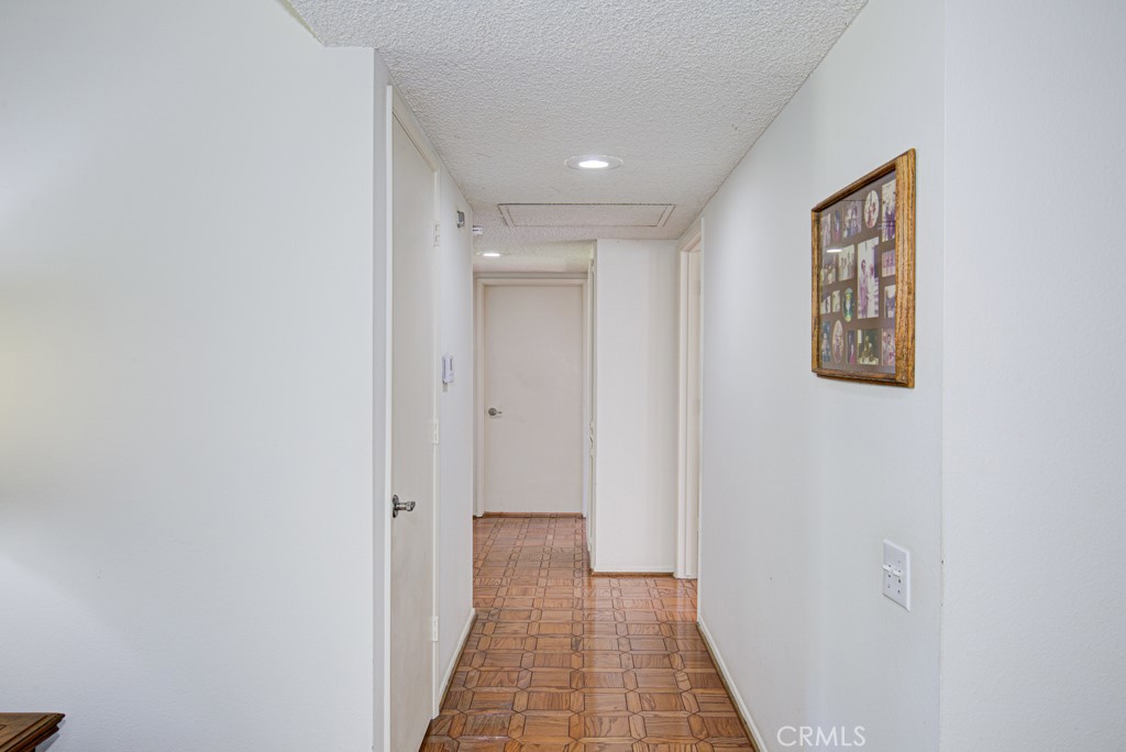 https://media.crmls.org/medias/05fe9009-df6a-44ca-9346-ce05f904e141.jpg?preset=X-Large