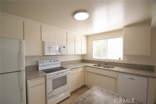 Detail Gallery Image 3 of 23 For 2400 Marshallfield Ln, Redondo Beach,  CA 90278 - – Beds | – Baths