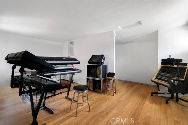 1633 Montgomery Road, Thousand Oaks CA: https://media.crmls.org/medias/06033223-2283-45ab-8122-ac067785dc7a.jpg