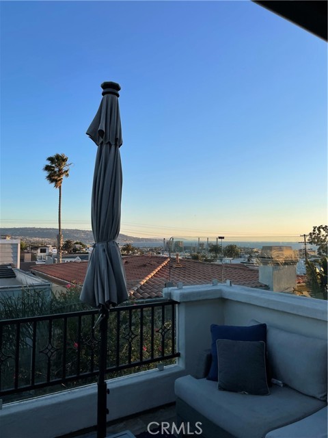 1048 8th Street, Hermosa Beach, California 90254, 3 Bedrooms Bedrooms, ,2 BathroomsBathrooms,Residential,Sold,8th,SB22066181