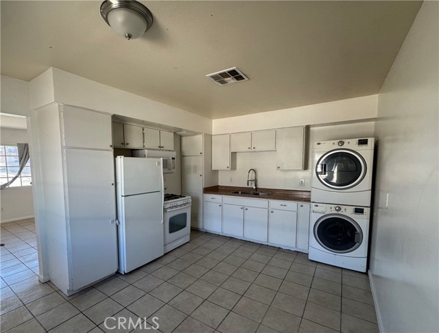 255 W Grace Street, Barstow CA: https://media.crmls.org/medias/06037dad-351d-4538-a485-aa34e07aa5d1.jpg