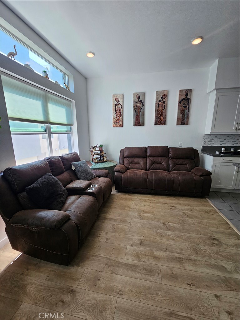 MLS #OC25117996 img 3